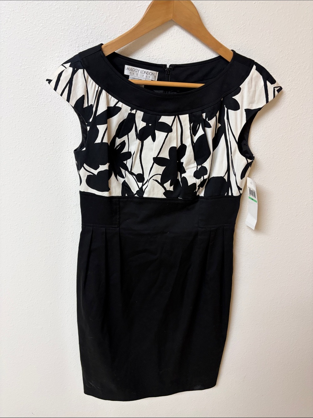 Maggy London Black and White Floral Cap Sleeve Sheath Dress women’s size 8P NWT